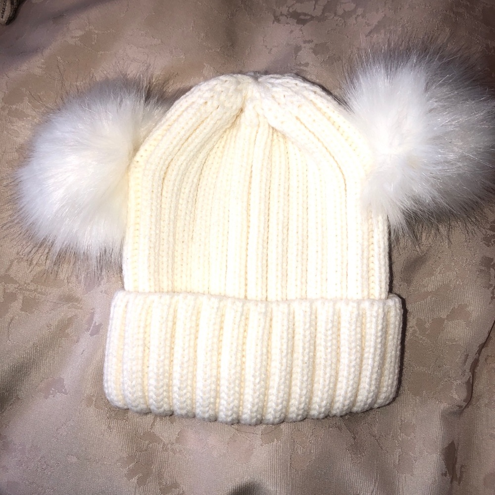 ⭐️white puff ball beanie⭐️